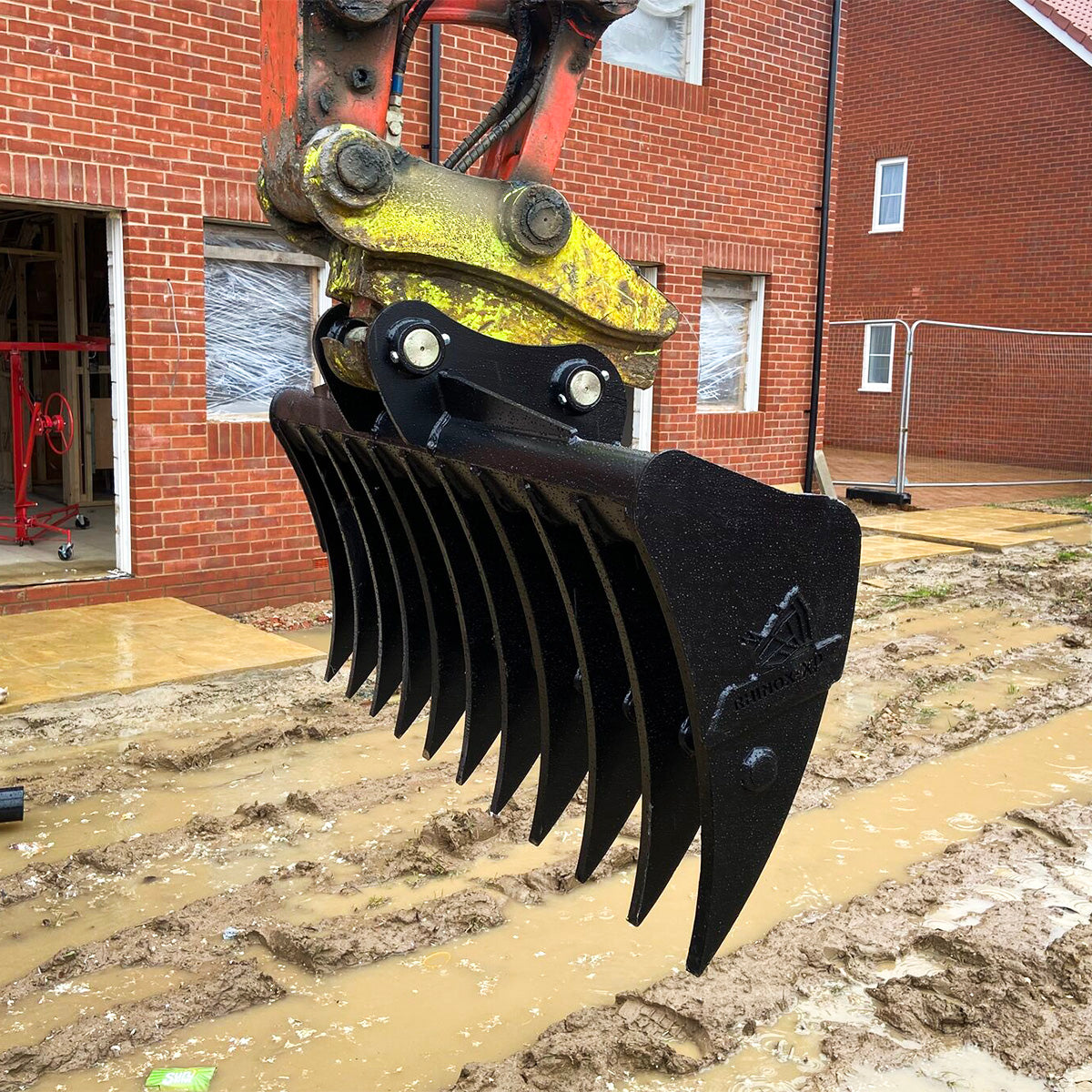 Volvo ECR27C Land Rake 48" / 1200mm Lifestyle Image 3